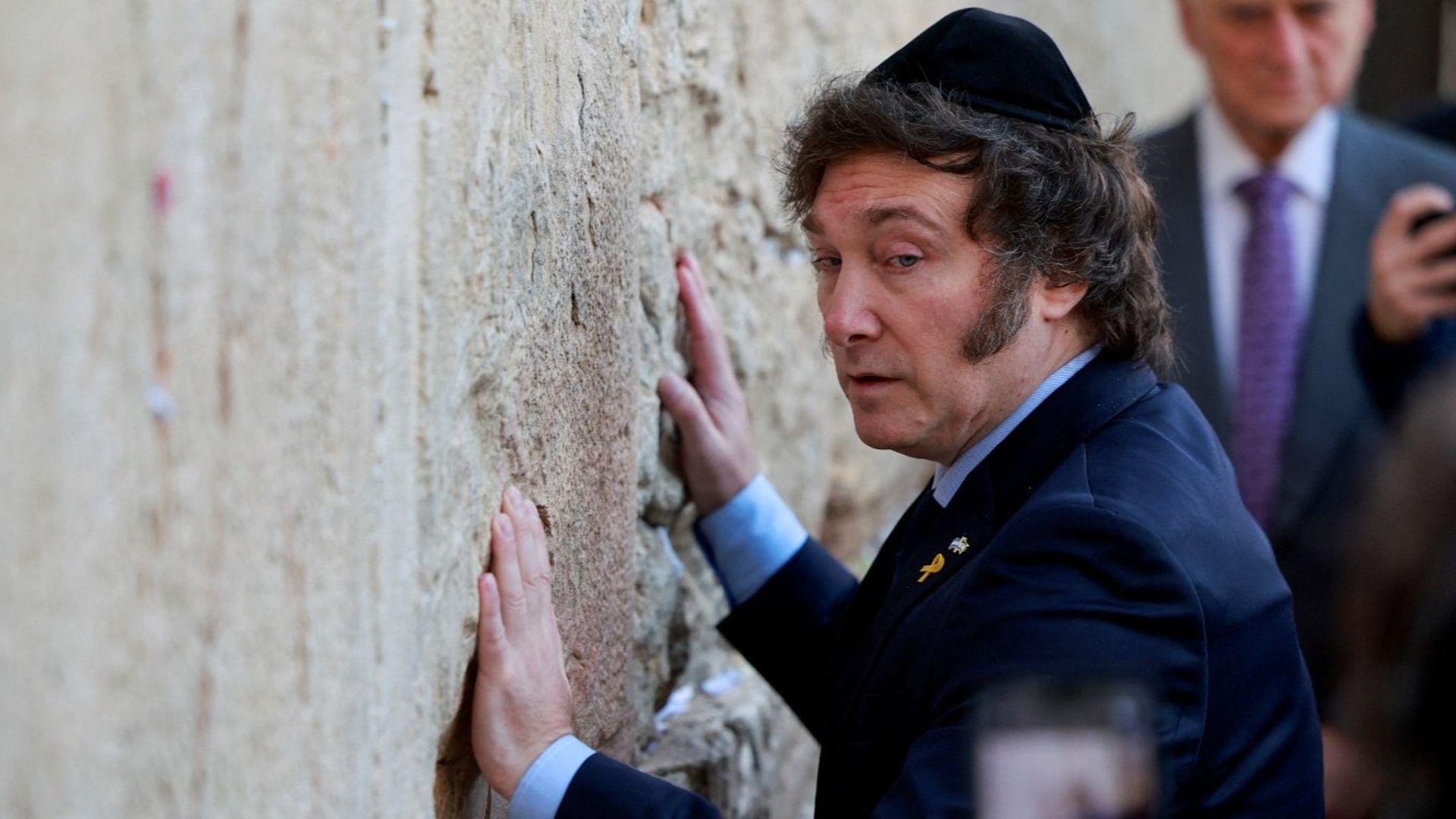 سەرۆکی ئەرجەنتین گەیشتە ئیسرائیل و باڵیۆزخانەی وڵاتەکەی لە قودس دەکاتەوە.