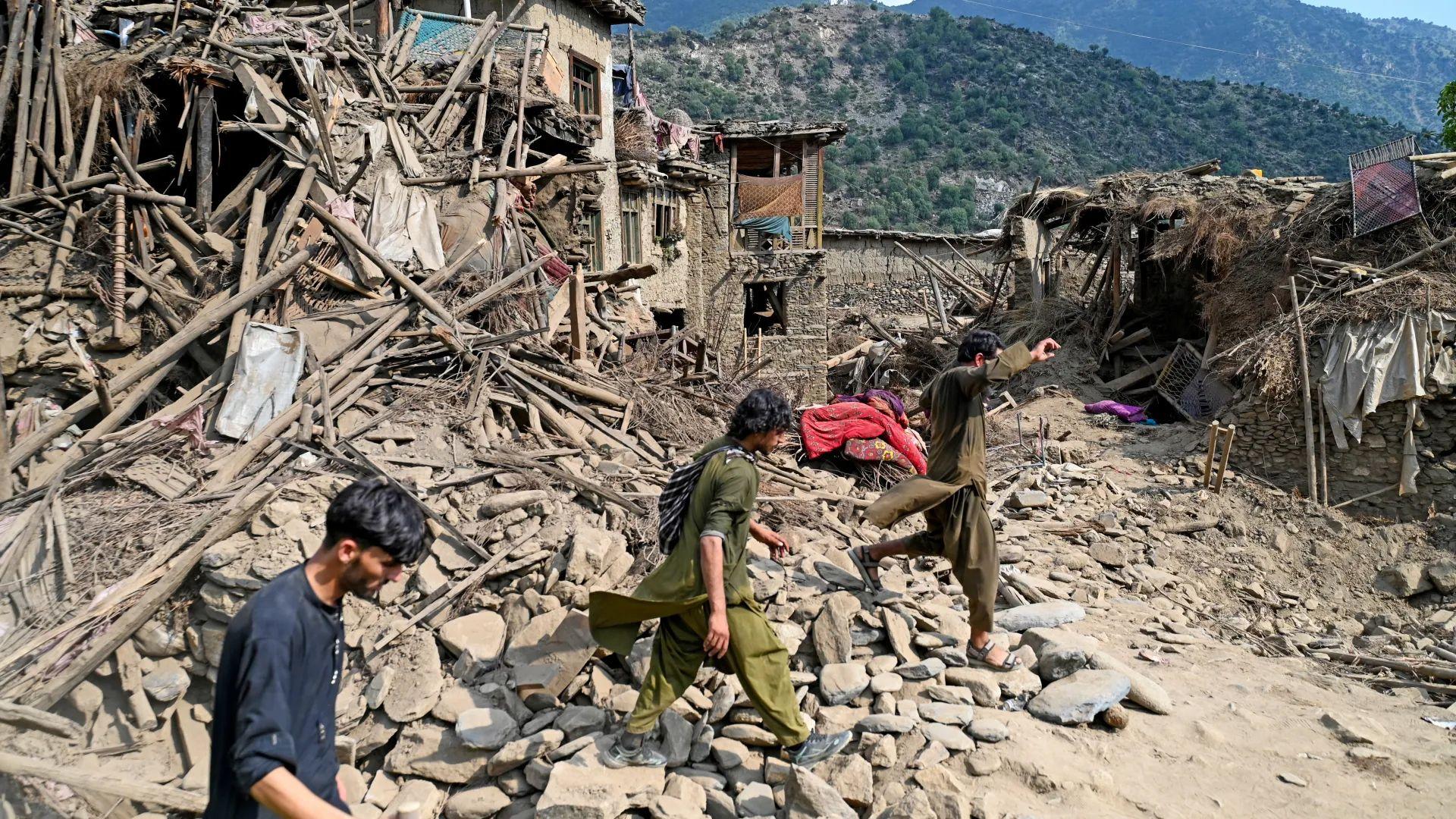 بەهۆی بومەلەرزەکەی ئەفغانستانەوە زیاتر لە هەزار و 400 گیانیان لەدەستداوە