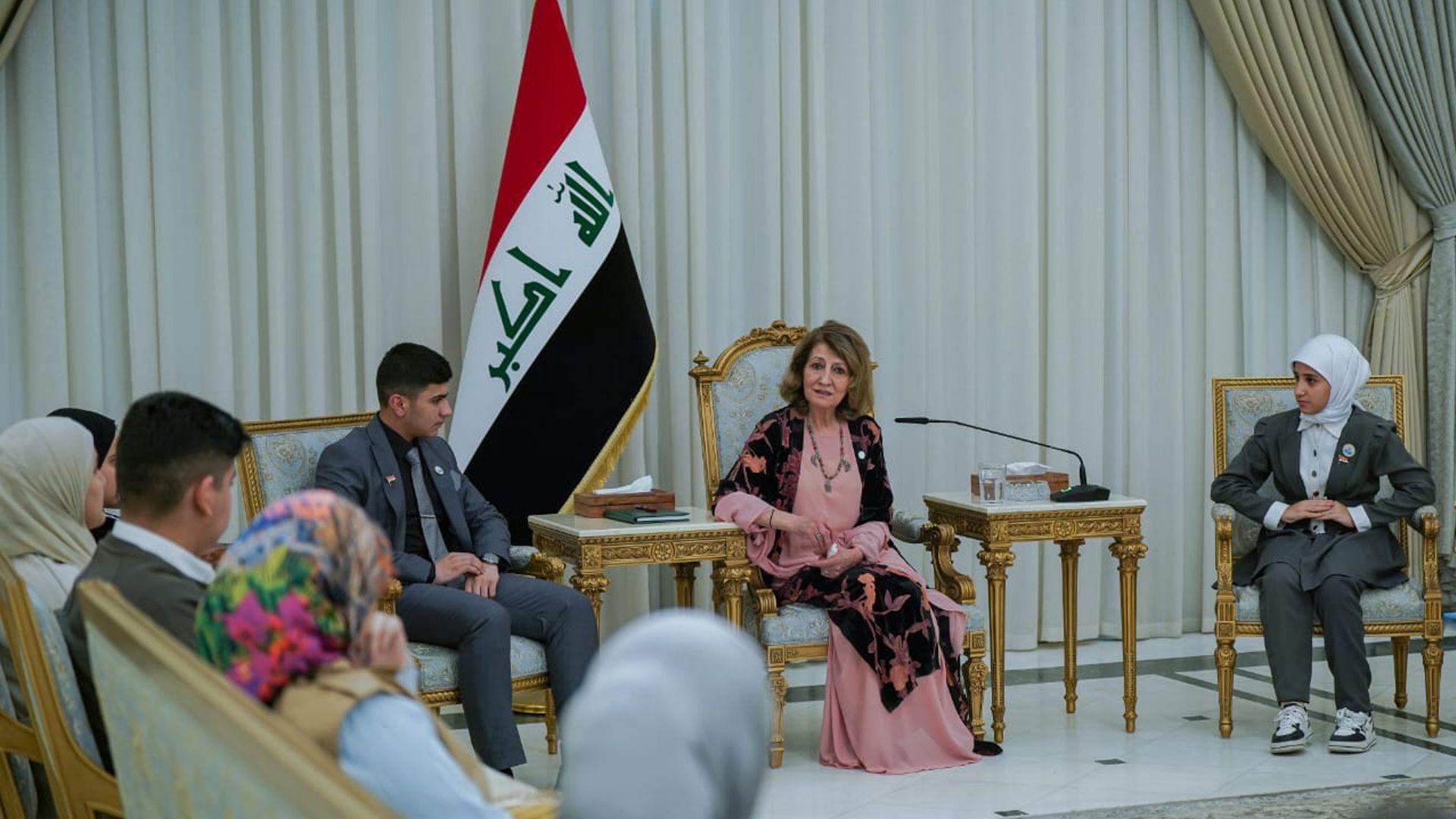 خانمی یەکەم پێشوازی لە نوێنەرانی عیراق دەکات لە پەرلەمانی منداڵانی عەرەب