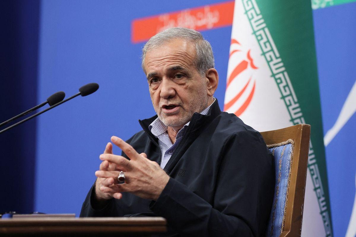  الرئيس الإيراني يدعو المقيمين في الخارج إلى "العودة دون خوف"