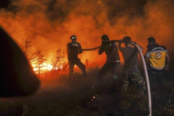 تائێستا ئاگری دارستانەكانی پارێزگای لازقیە لە سوریا كۆنترۆڵ نەكراوە