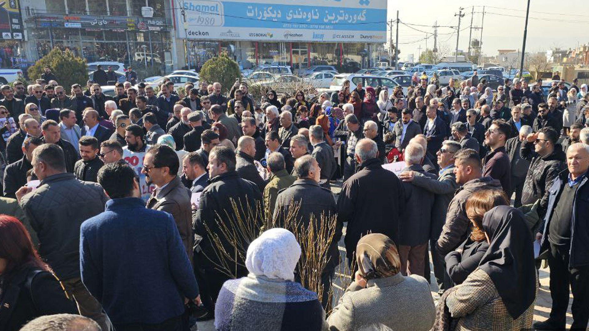 لە سلێمانی مامۆستایان و فەرمانبەران دەستیان بە خۆپیشاندان کرد