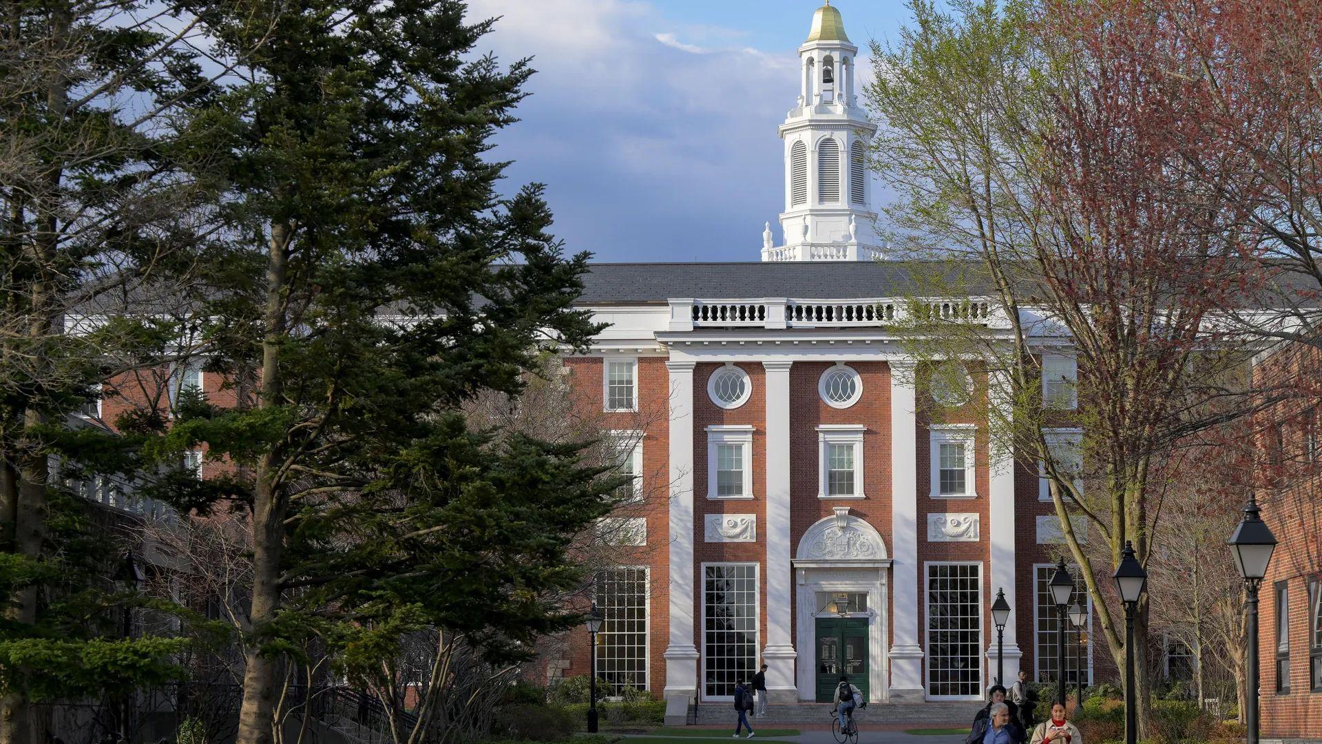 ترەمپ جەخت لە بڕیارەکەی دەکاتەوە بۆ رێگریکردن لە وەرگرتنی خوێندکارە بیانییەکان لە زانکۆی هاڤارد