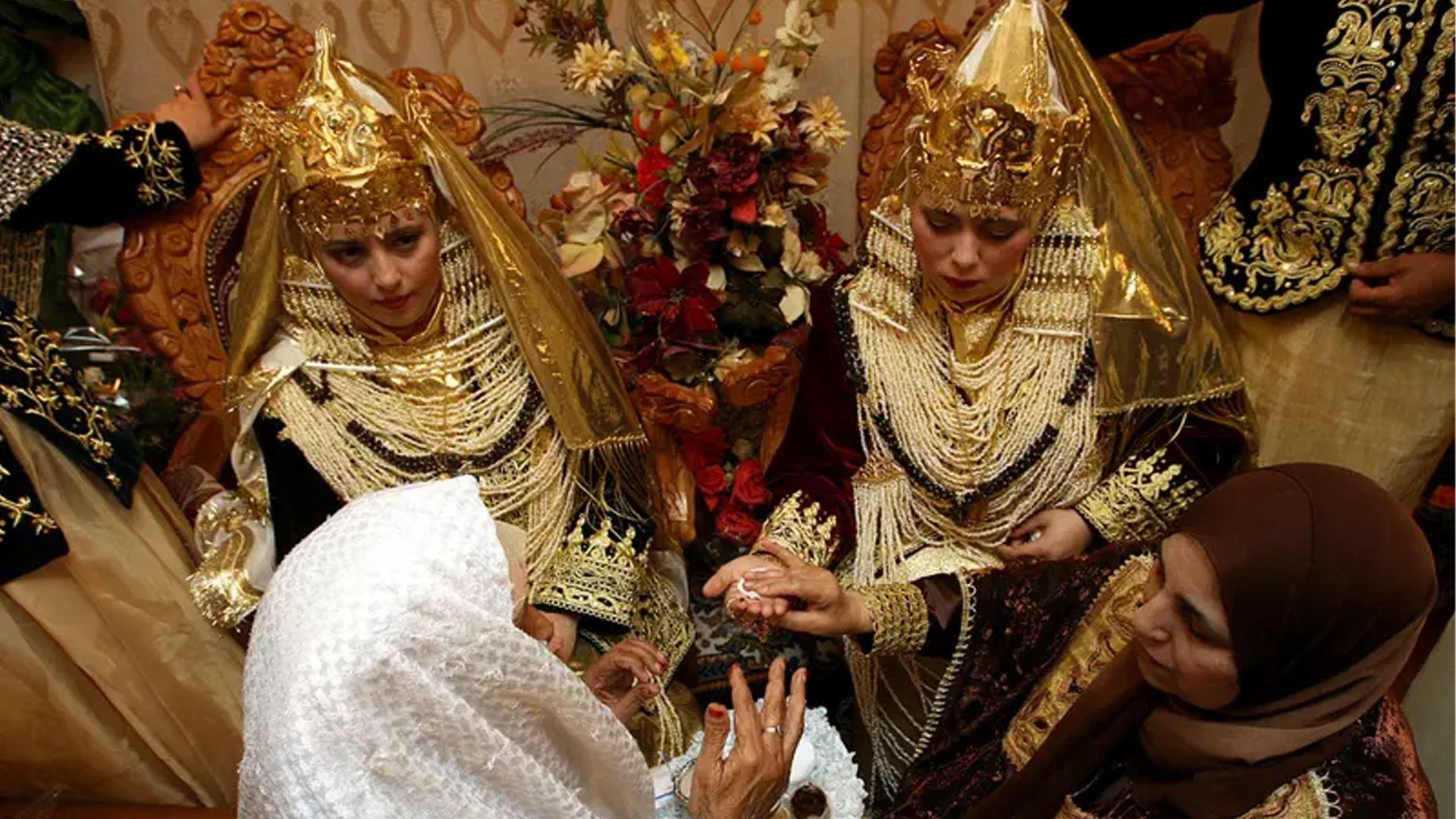 لە شارێکی جەزائیر هەر خێزانێک لە دوای کاتژمێر حەوتی ئێوارەوە ئاهەنگ بگێڕێت سزادەدرێت