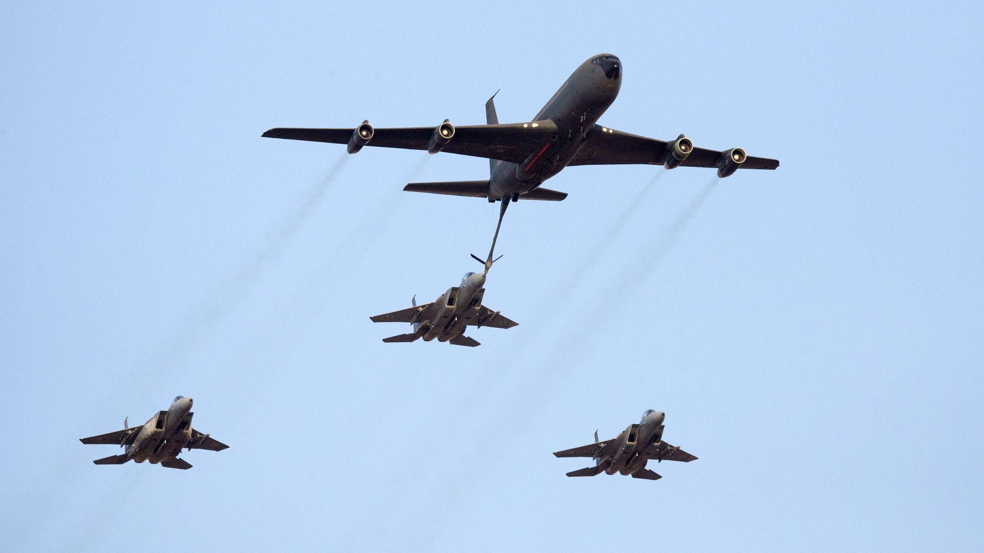 فڕۆكە جەنگییەكانی هاوپەیمانی نێودەوڵەتی ژێرخانێكی ئابورییان لە دێرەزوور كردە ئامانج