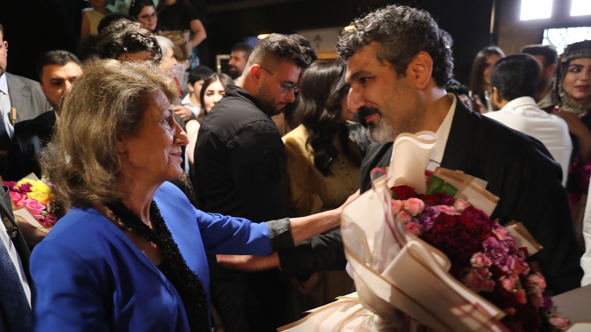 خانمی یەکەمی عیراق ئامادەی یەکەم نمایشی فیلمی "زەوی تەخت و ئاسمانی دوور" بوو