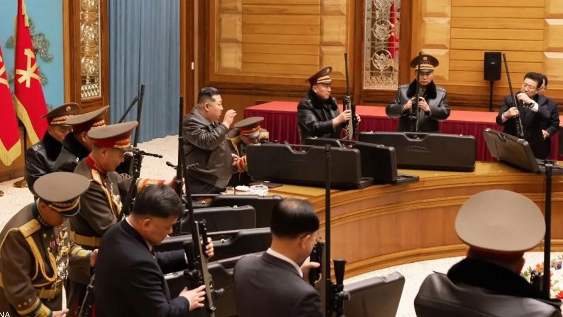 کیم جۆنگ ئون چەکی نیشانەشکێن بەسەر لێپرسراوانی وڵاتەکەیدا دابەش دەکات