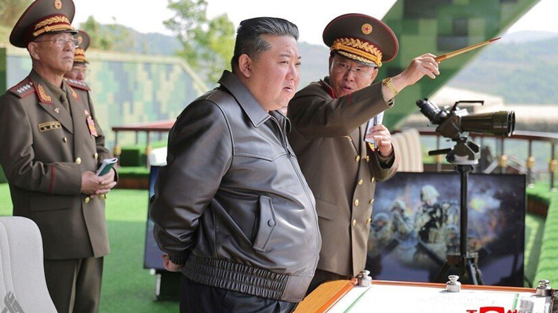 کیم جۆنگ ئون: فڕۆکە بێفڕۆکەوانەکان سەروەت و سامانی سەرەکین لە شەڕی مۆدێرندا