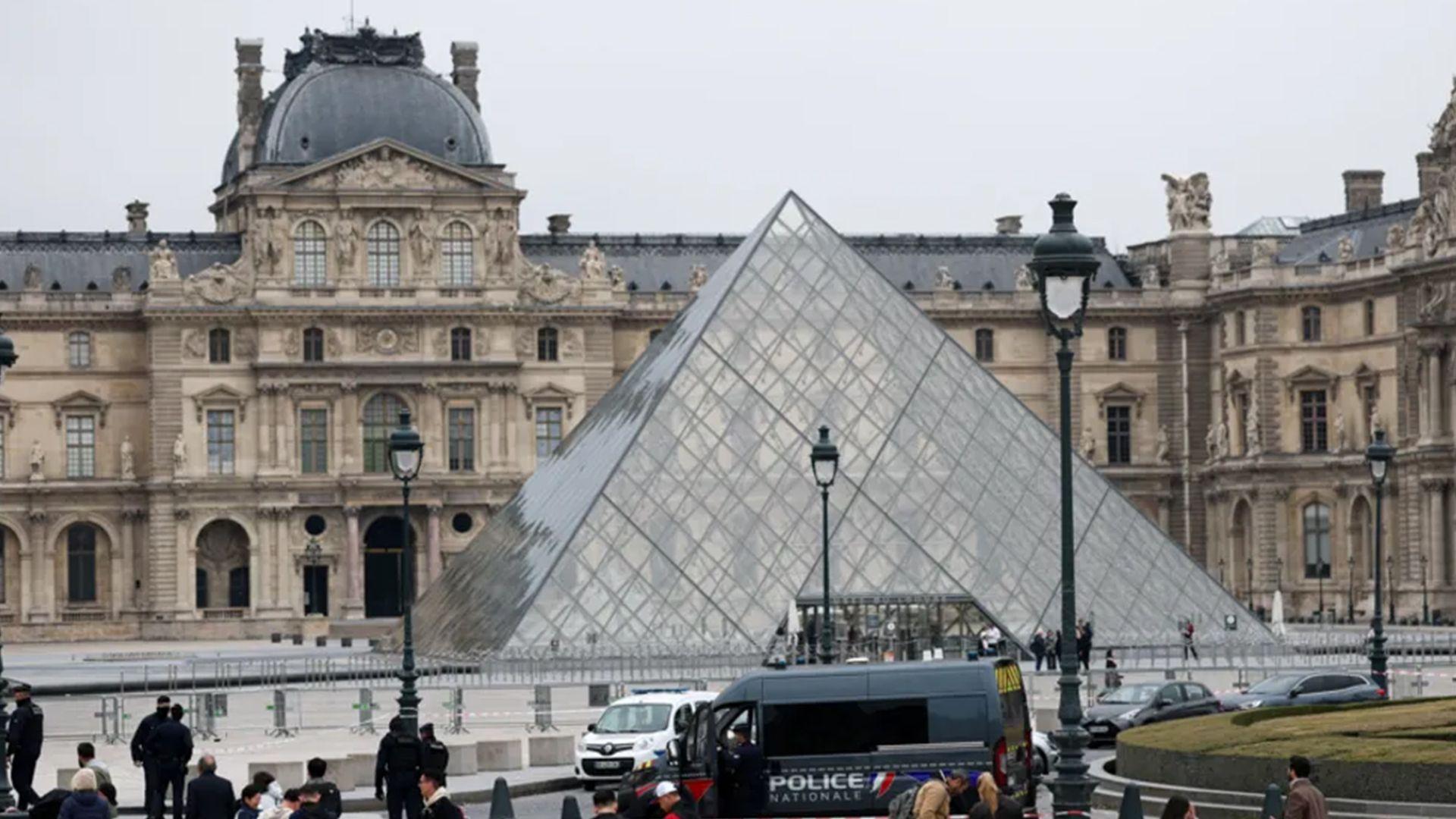 پێنج گومانلیکراوی نوێ لەسەر دزییەکەی مۆزەخانەی لۆڤەر دەستگیرکران