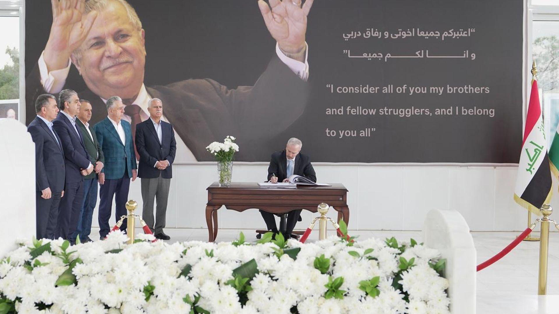 کونسوڵی گشتی ئەمریکا لە هەرێم سەردانی مەزاری سەرۆک مام جەلالی کرد