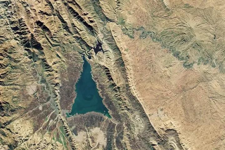 ناسا بە دەریاچەی دوکان دەڵێت: داری کریسمسی زەوی
