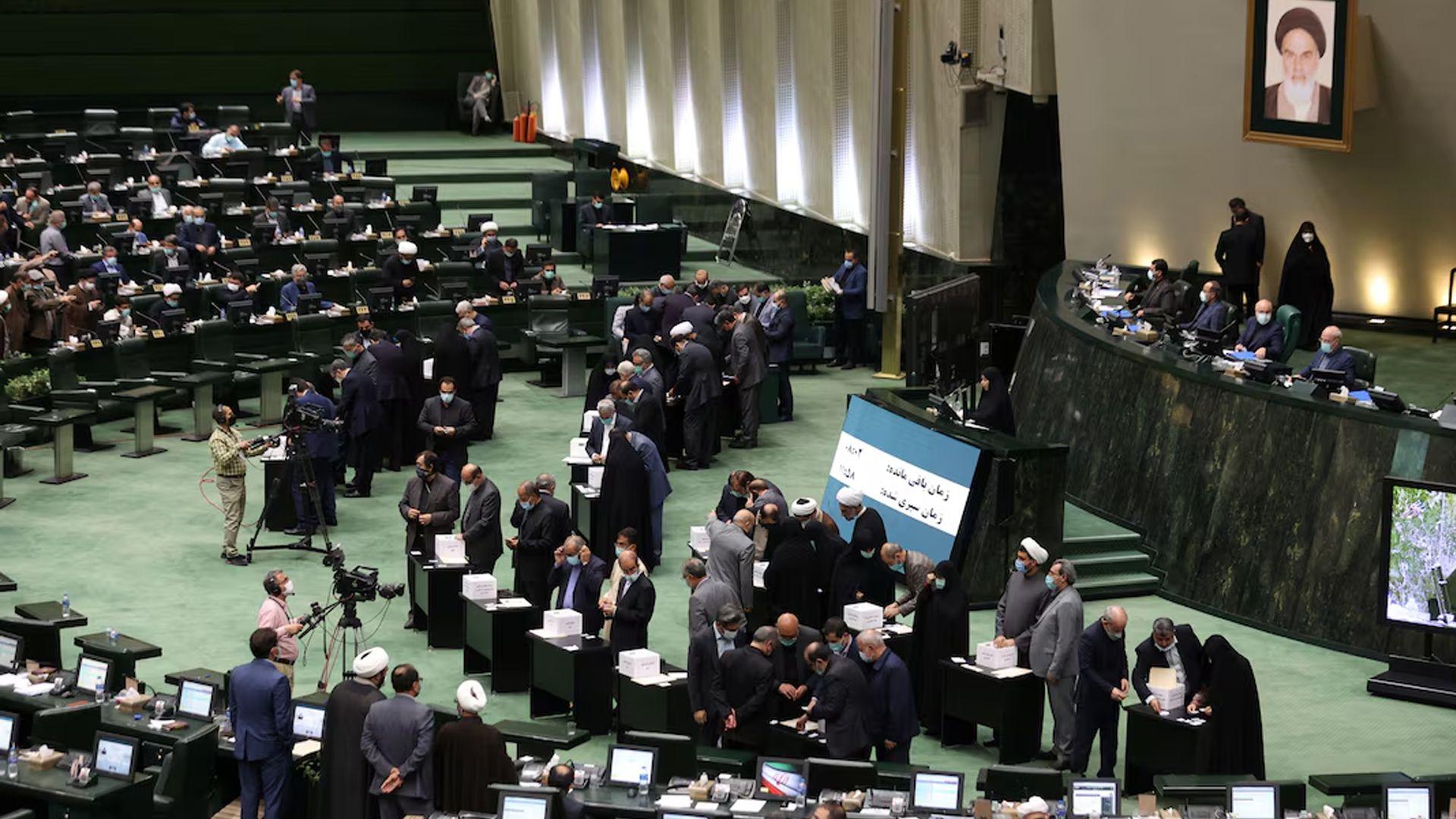 ئەمڕۆ پەرلەمانی ئێران تاوتوێی كشانەوە لە پەیماننامەی تیشكدانەوەی ئەتۆمی دەكات