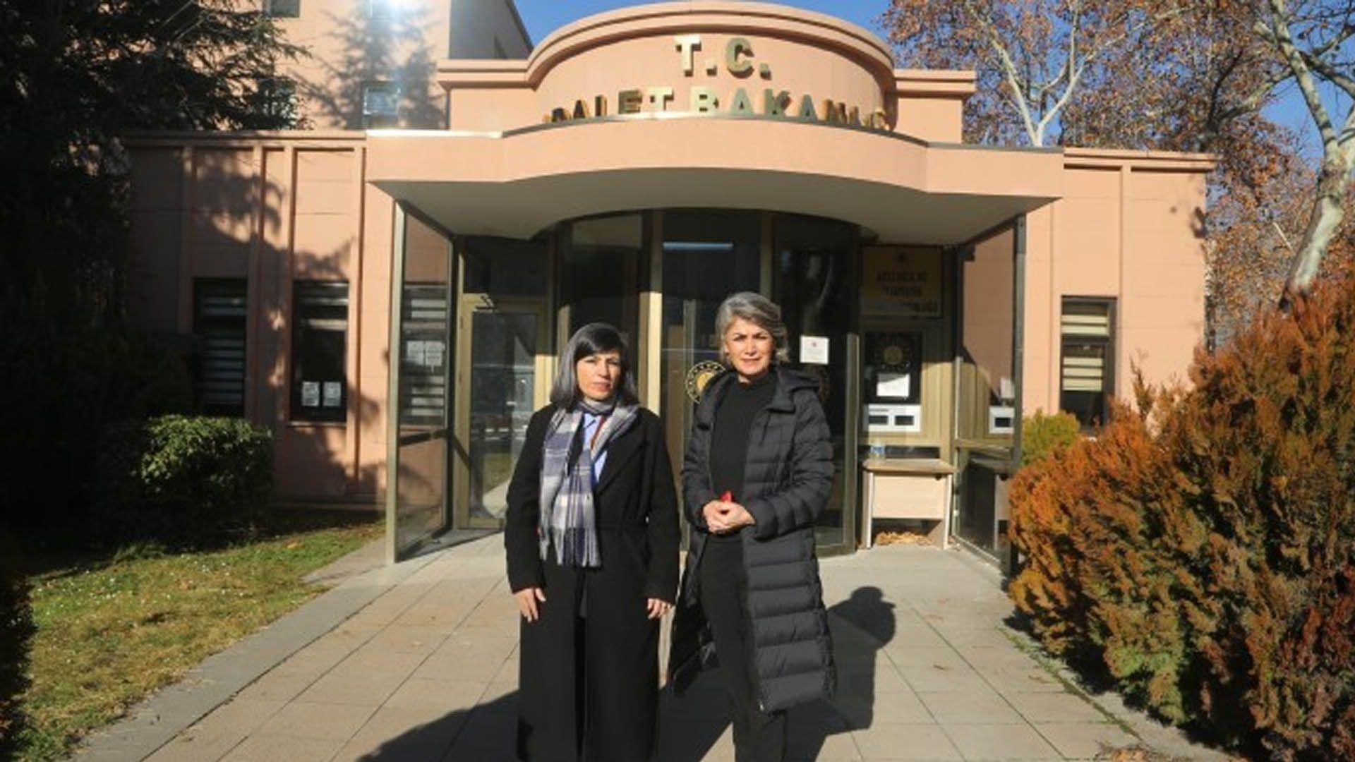 رۆژنامەنووسان بۆ سەردانی ئیمراڵی داواكاری پێشكەش بە وەزارەتی داد دەكەن