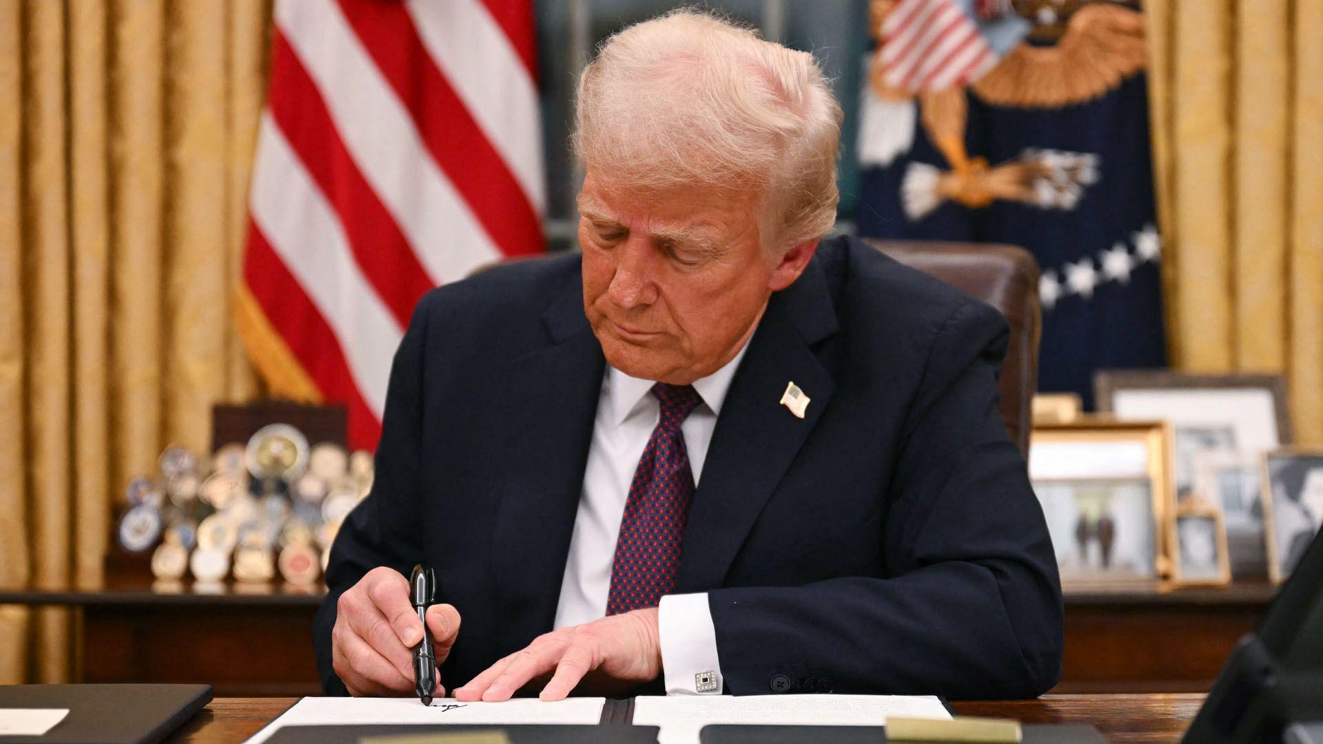 ترامب يعلق المساعدات الأمريكية ويوقع امر الانسحاب من منظمة الصحة العالمية
