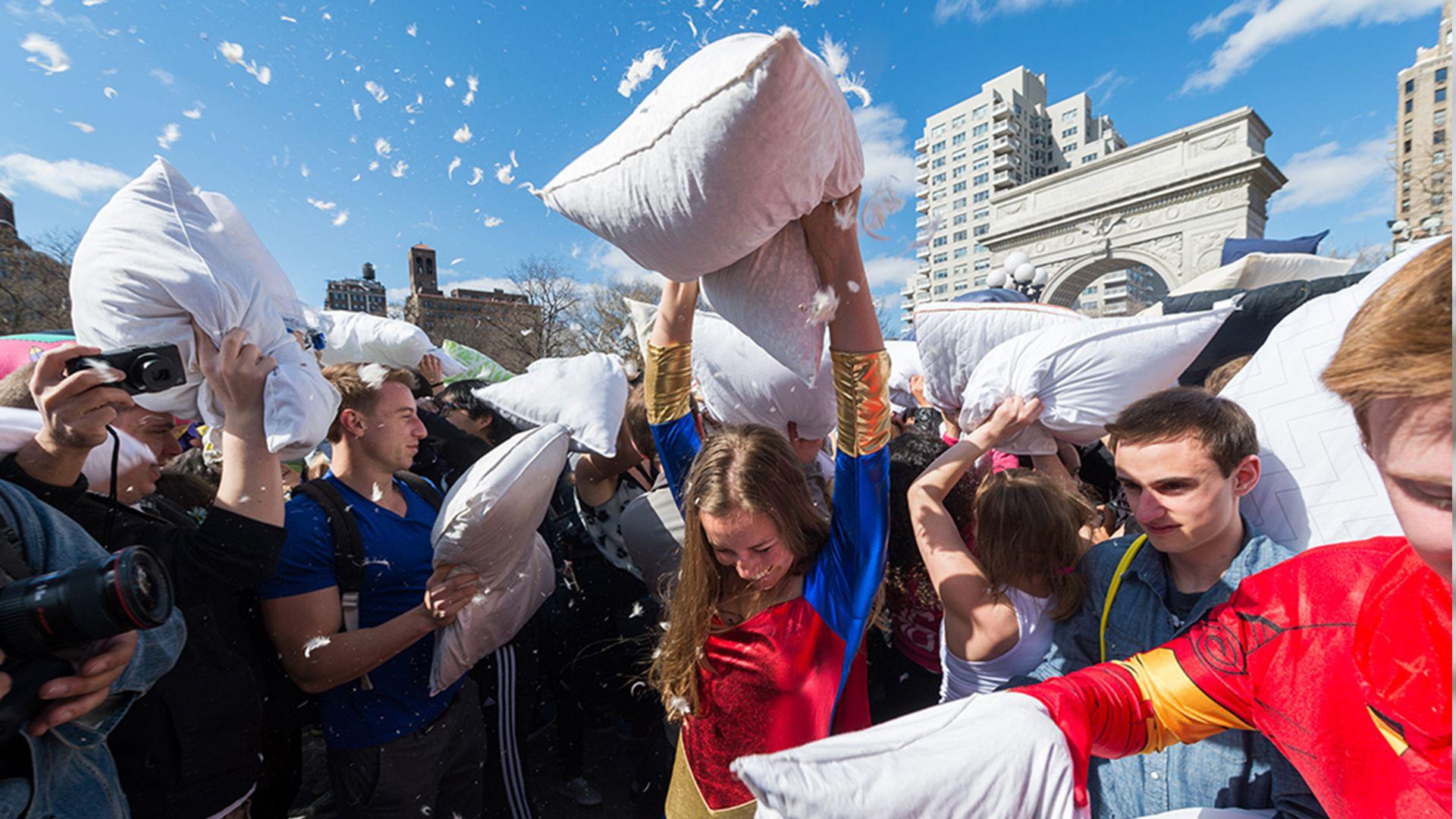 یەكەم شەممەی مانگی نیسانی هەموو ساڵێك رۆژی جیهانی شەڕە سەرینە