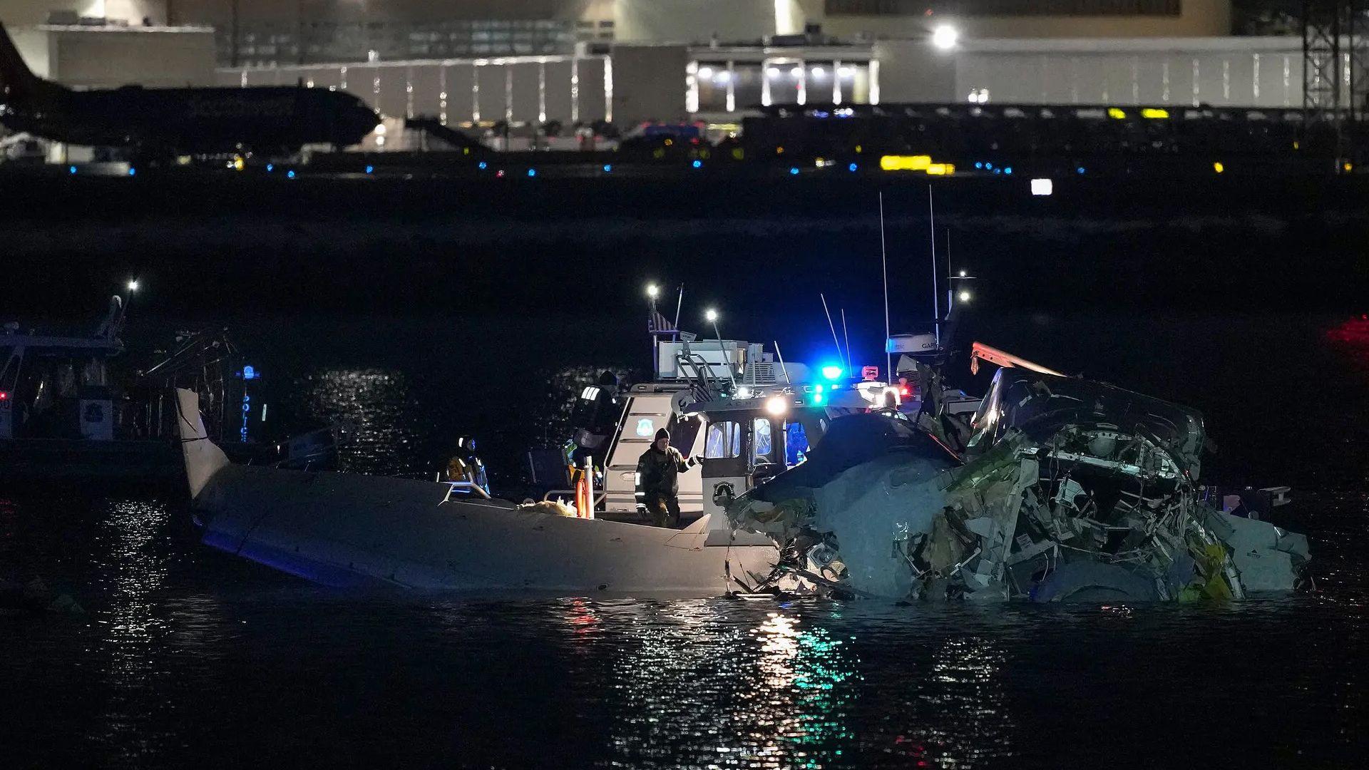 میدیاکانی ئەمریکا: فڕۆكەیەک بە 64 سەرنشینەوە خۆی کێشا بە فڕۆکەیەکی سەربازیدا