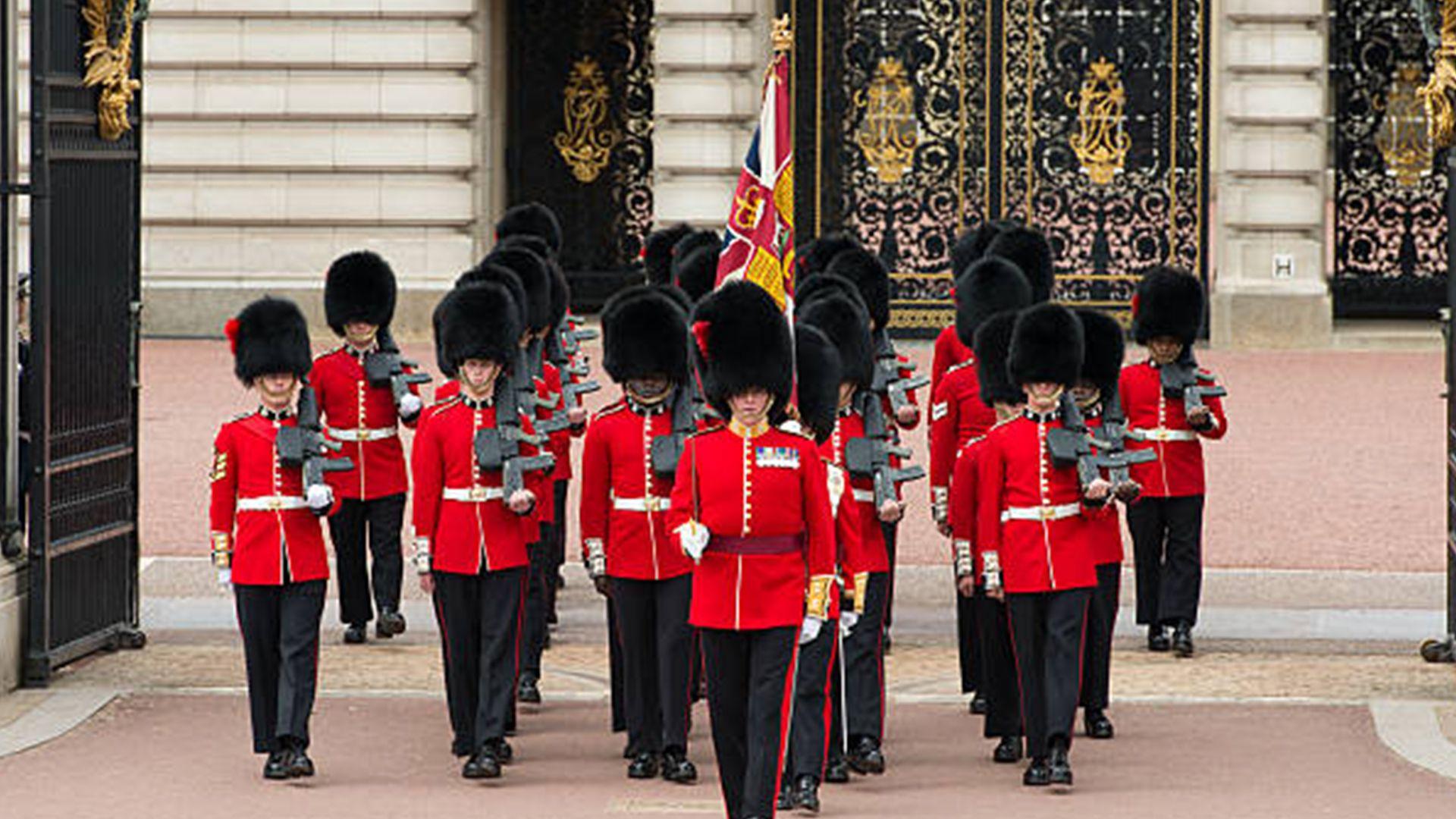   پاسەوانەكانی بەریتانیا رۆژانە حەوت سەعات بە پێوە دەوەستن