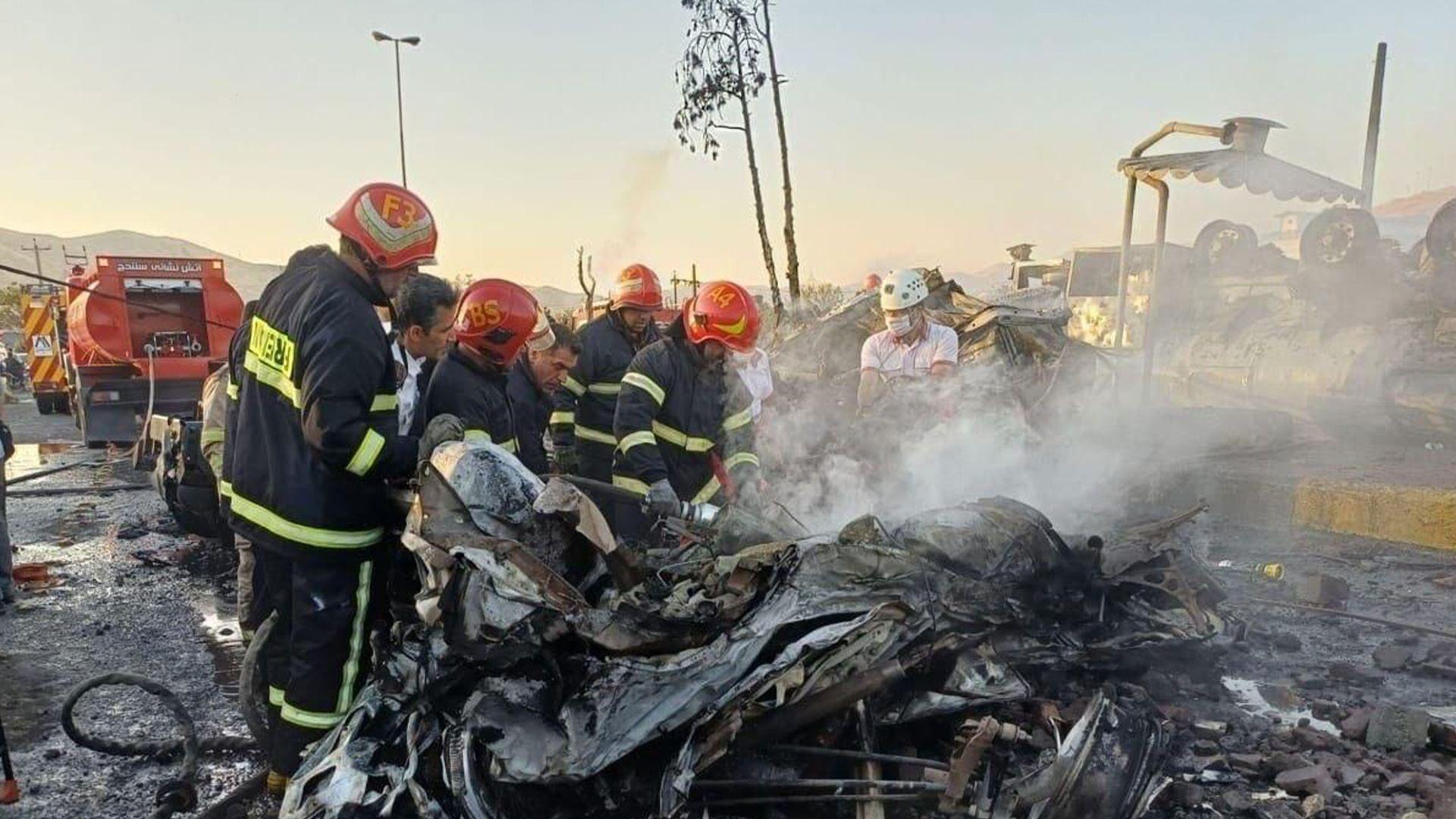 پەیامنێری کوردسات نیوز: تانکەرێکی سوتەمەنی لە دەروازەی شاری سنە تەقیەوە و قوربانی لێکەوتەوە