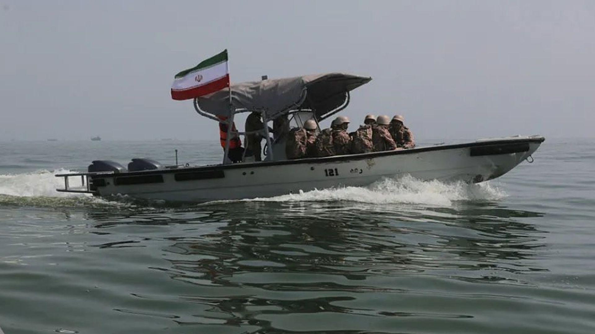 بارەگای خاتەمولئەنبیا: ئەمریكا هەڕەشەی لە كەشتییە بازرگانیی و نەوتهەڵگرەكانی ئێران كردووە