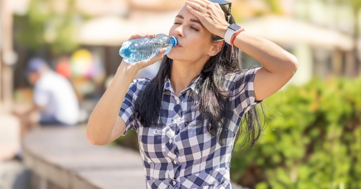 ما مقدار الماء الذي يجب شربه في الطقس الحار؟