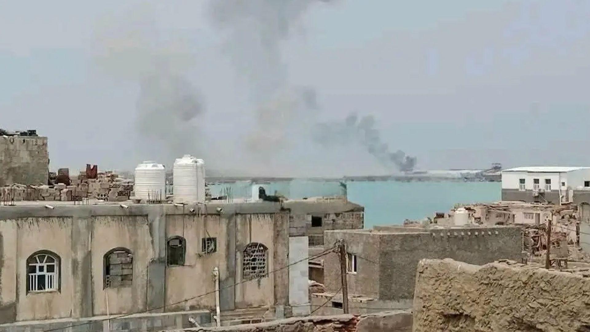 هێرشێکی بەرفراوانی حوسییەکان بۆ سەر بەندەری موخا برینداربوونی چەندین کارمەندی لێ کەوتەوە