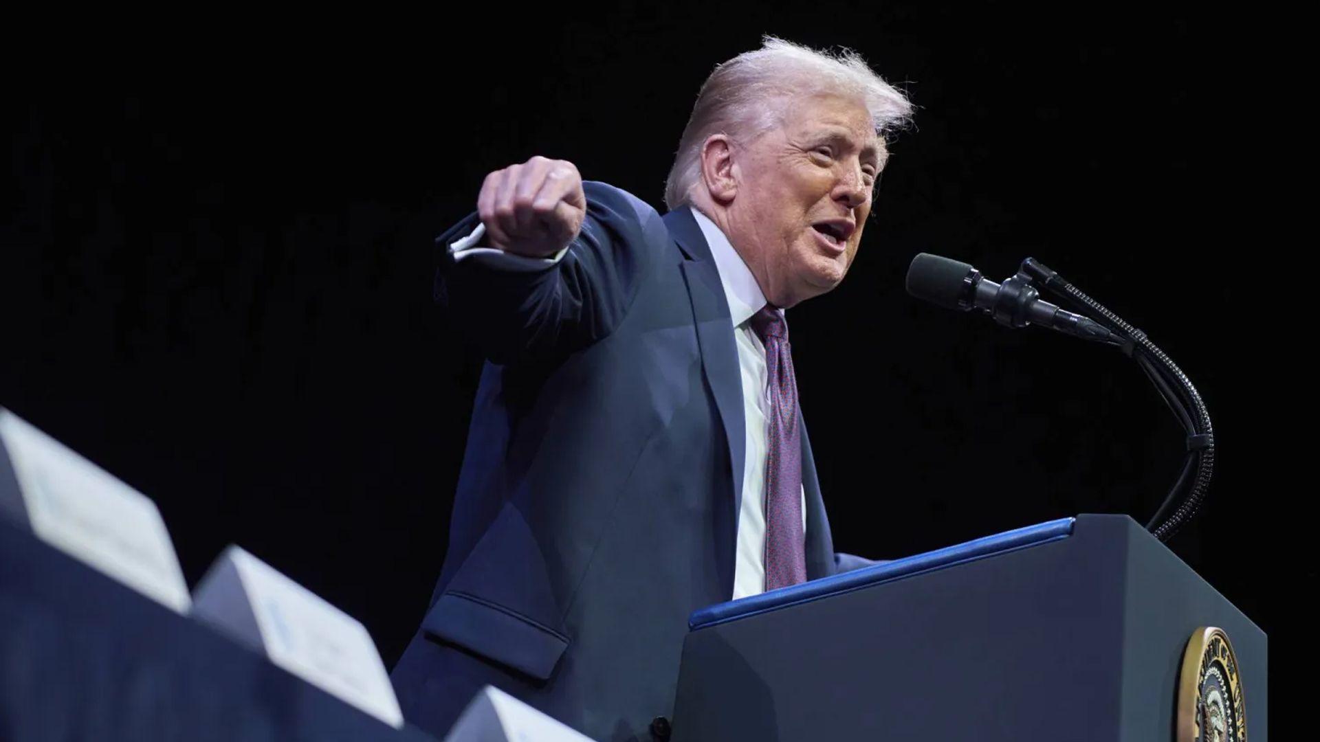 ترامب: شجار الرجل مع زوجته بالمنزل لا يُعتبر جريمة