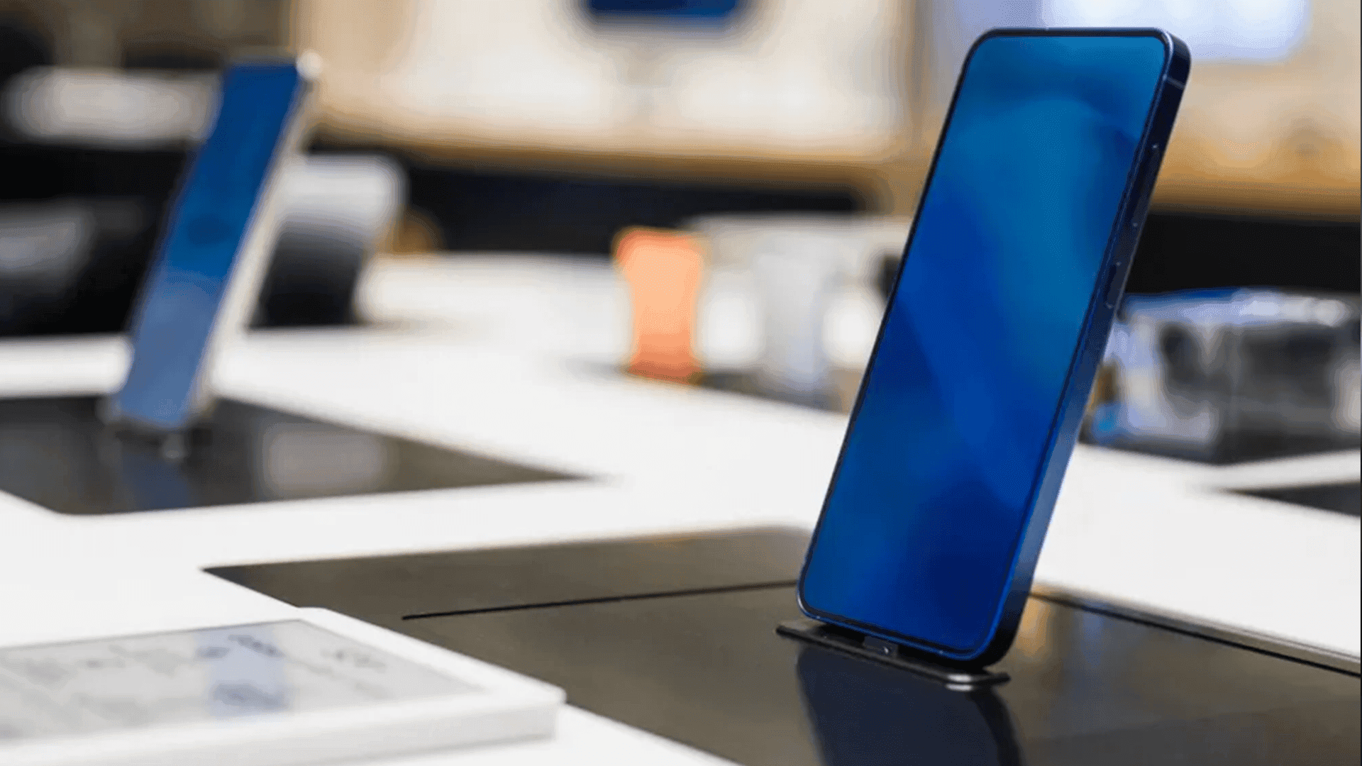 ترەمپ پێناسی گومرگی لەسەر مۆبایل و کۆمپیوتەر کەمدەکاتەوە.. چین گەورەترین سوودمەندە