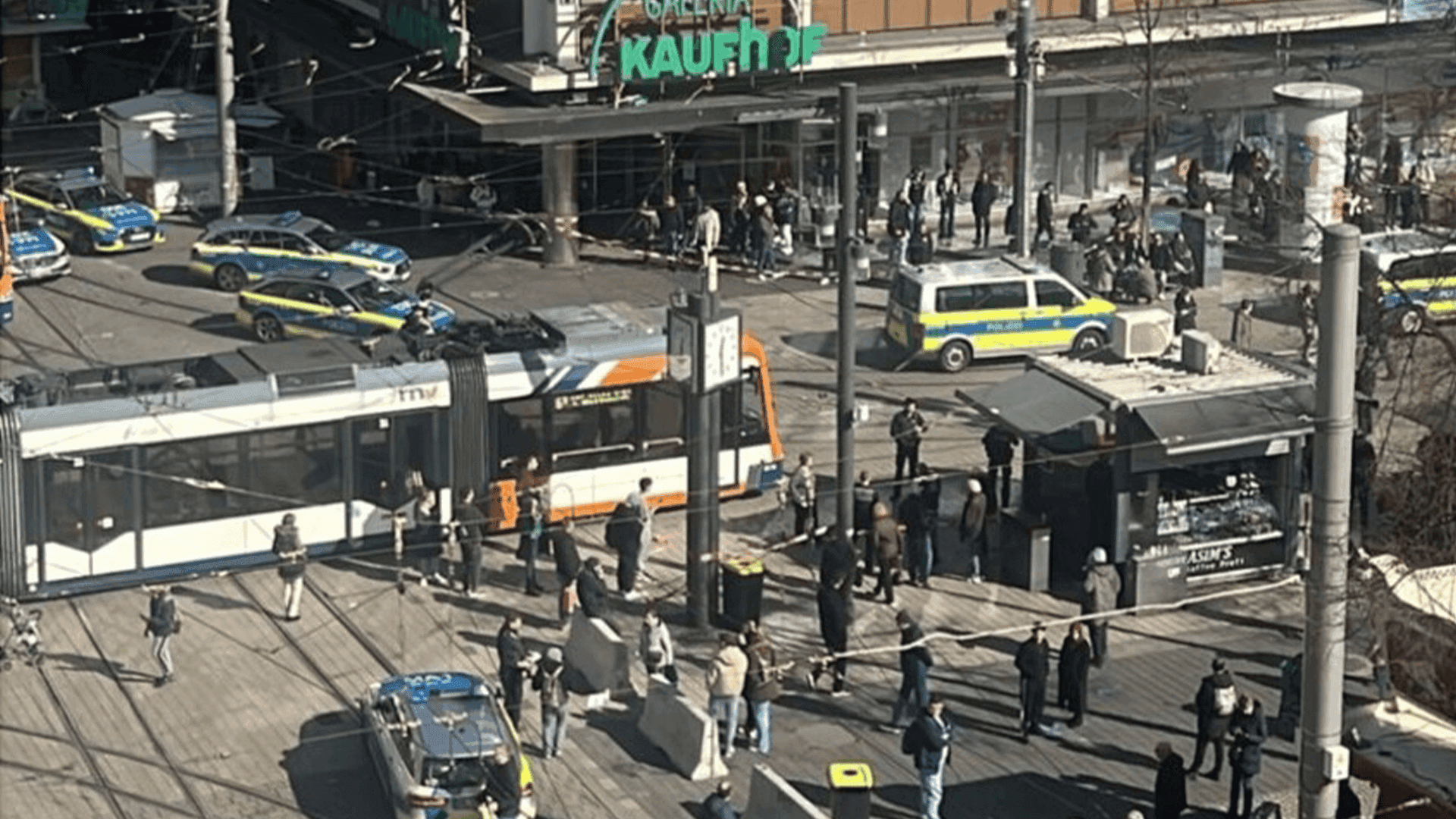 ئەڵمانیا...ئۆتۆمبێلێک خۆی کرد بەناو ژمارەیەک هاووڵاتیدا و بەهۆیەوە چەند کەسێک گیانیان لەدەستدا