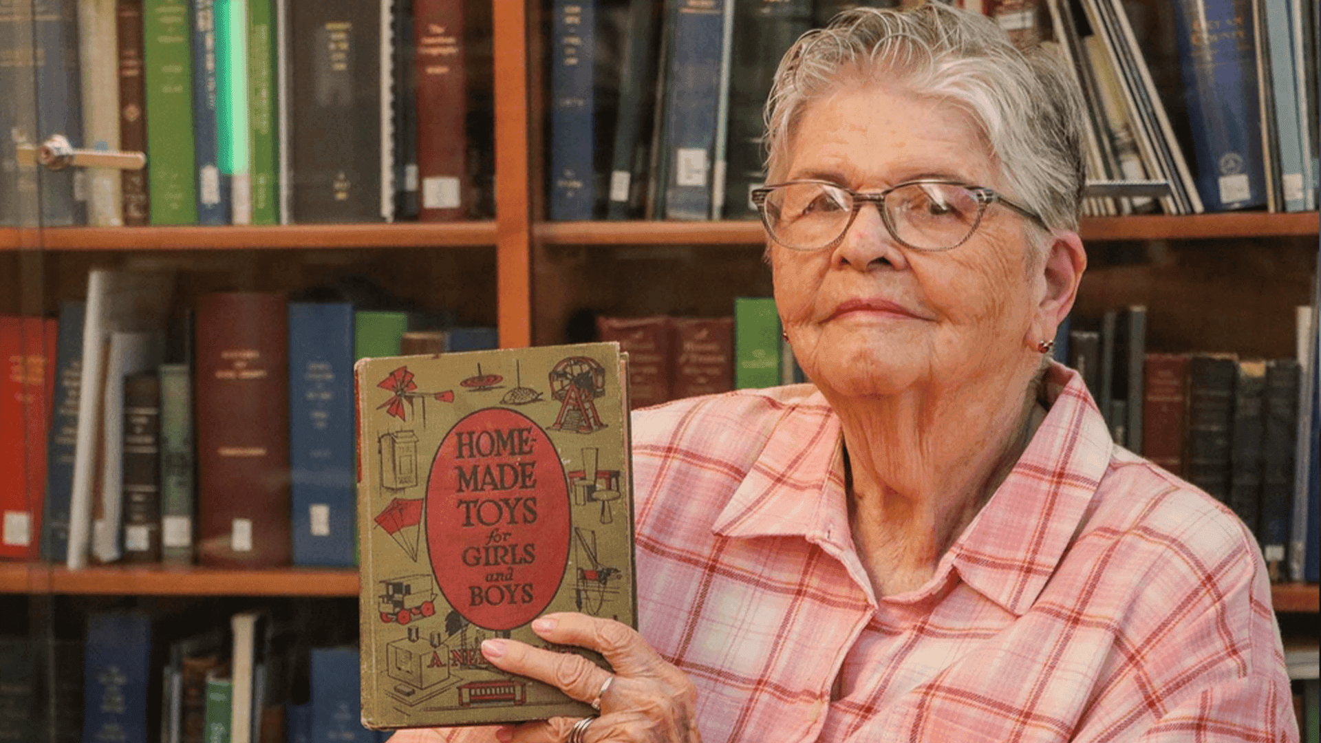 ژنێك كتێبێك ده‌گه‌ڕێنێته‌وه‌ بۆ كتێبخانه‌ كه‌ باپیری پێش 99 ساڵ به‌ خواستن وه‌ریگرتبوو