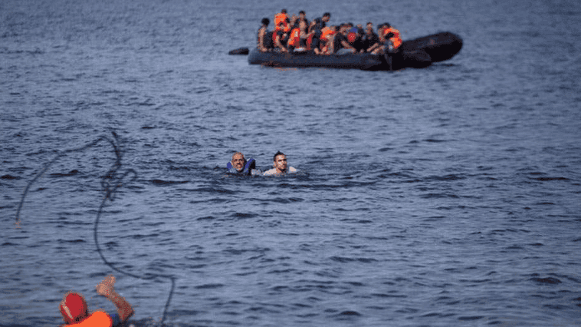 بەلەمێکی کۆچبەران لە ناو ئاوی فەڕەنسادا نوقمبوو