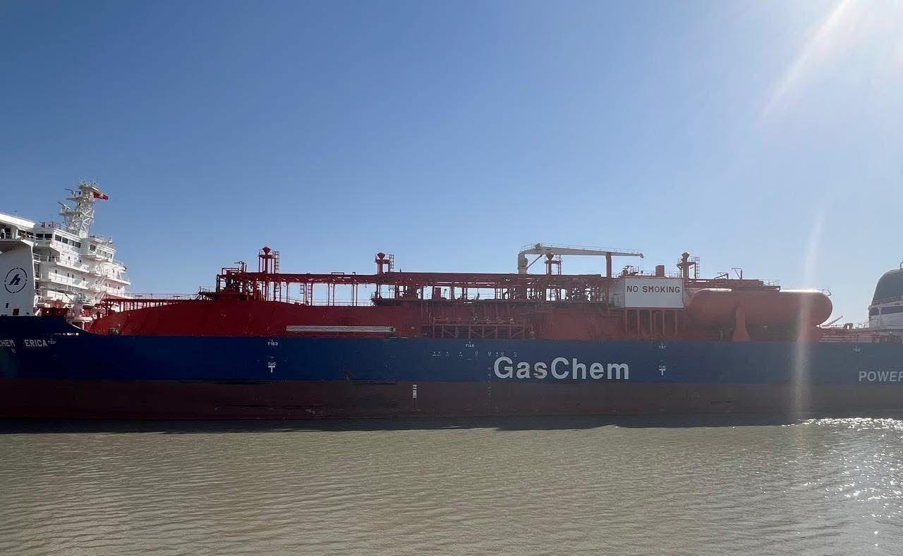 النفط: مرفأ تصدير الغاز يستقبل أكبر ناقلة بطول 188م وبسعة 20 ألف طن