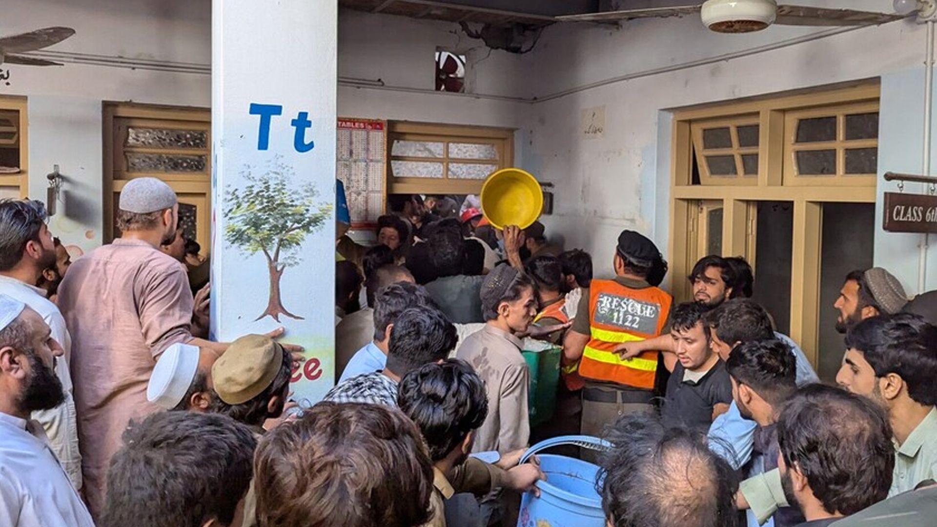 رووخانی سەقفی خوێندنگەیەک  دەبێتە هۆی گیانلەدەستدانی 16 منداڵ و مامۆستایەک لە پاکستان 