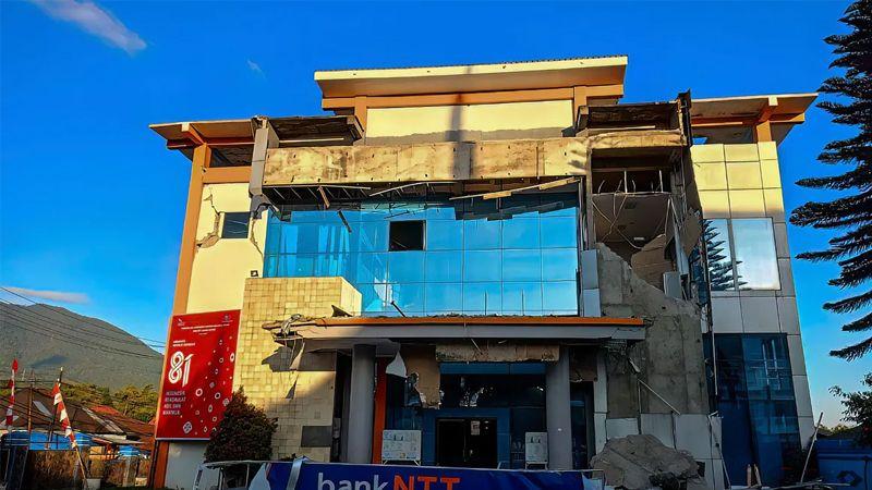 بومەلەرزەیەکی بەهێز بە گوڕی 7.7 پلە ئیندۆنیزیای هەژاند