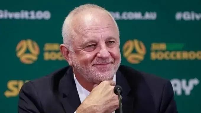 تجديد عقد مدرب المنتخب العراقي بعد الفوز على بوليفيا