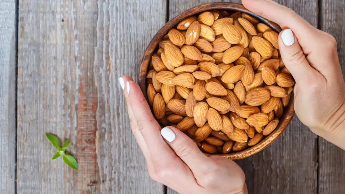 اللوز.. علاج طبيعي لمشكلات البشرة وحب الشباب