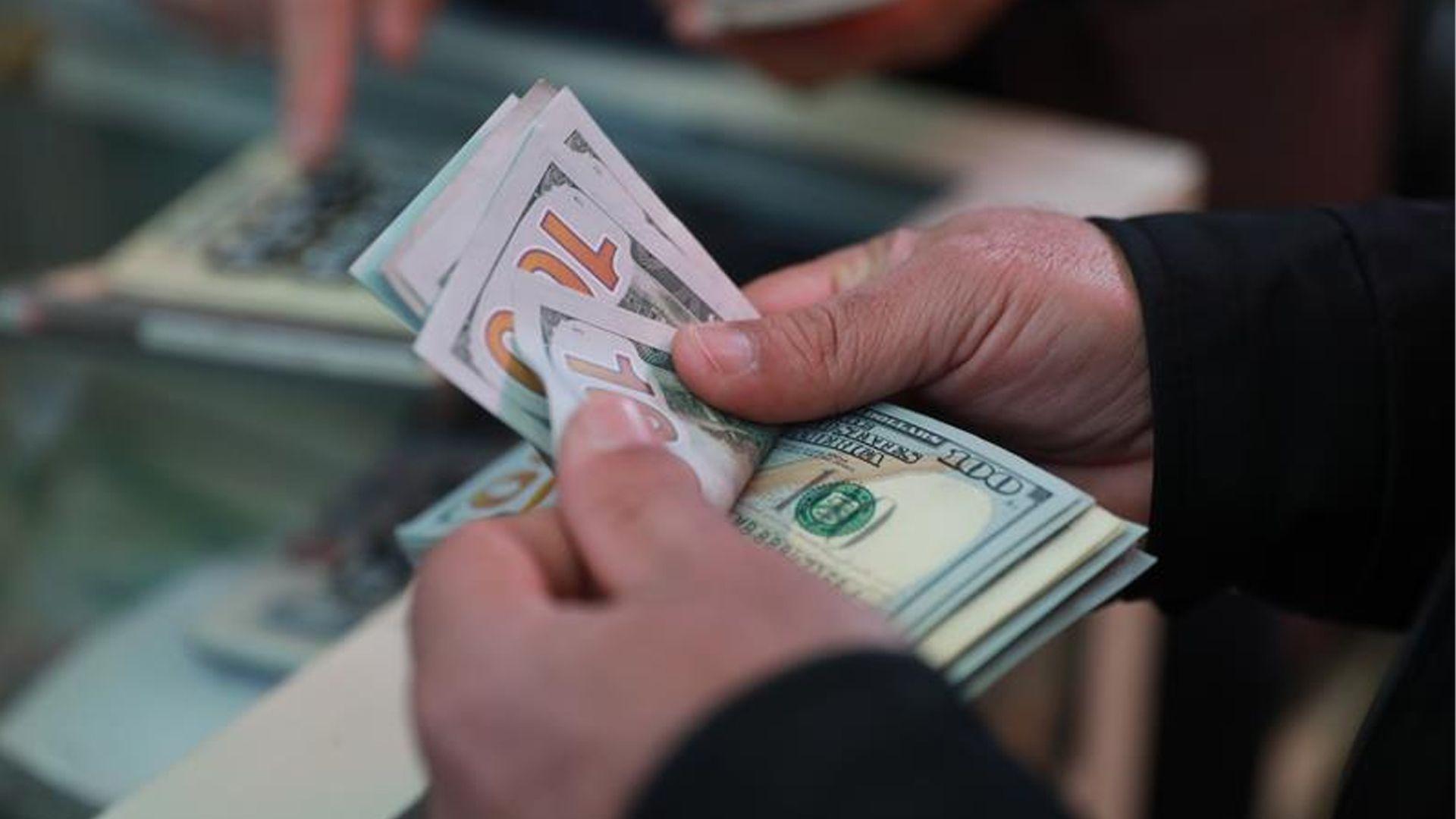بانکی ناوەندیی عیراق پێدانی دۆلار بە گەشتیاران بۆ دوو جار لە ساڵێکدا کەم دەکاتەوە
