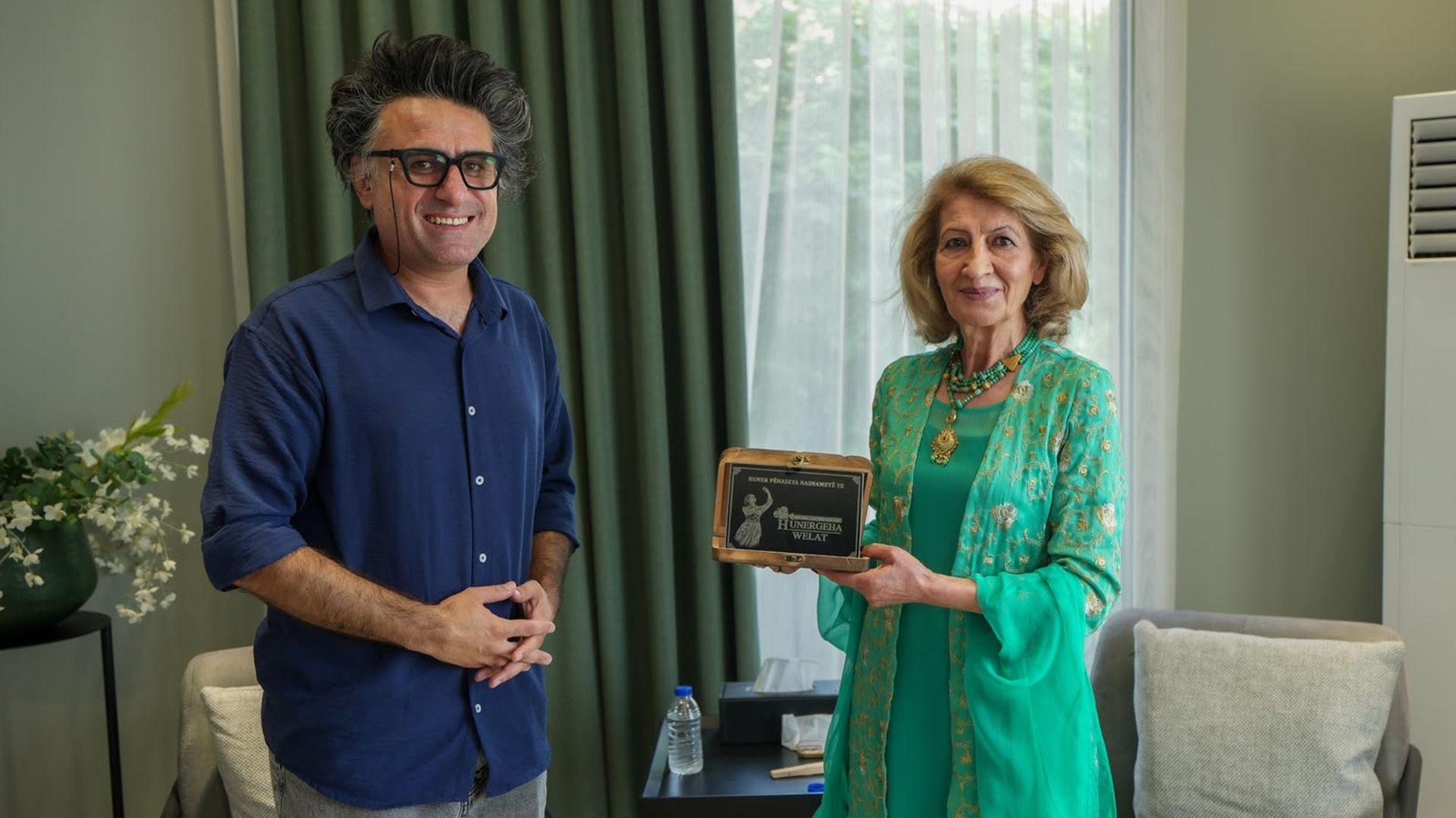 کۆمینا فیلمی رۆژئاوا قەڵغانی رێزلێنانی هونەرگەی وڵاتیان بەخشییە خاتوو شاناز ئیبراهیم ئەحمەد
