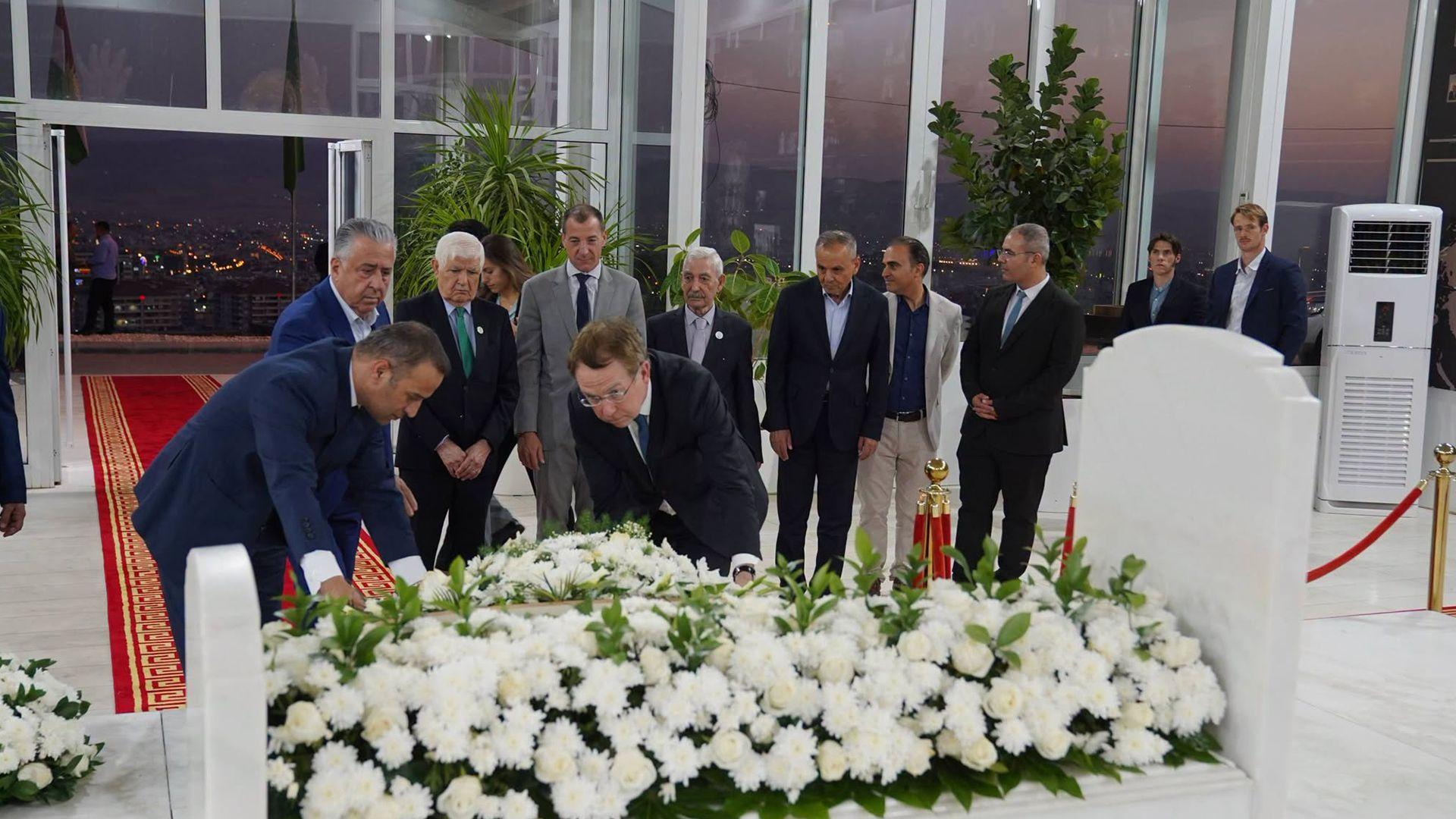 باڵیۆزی فەرەنسا لە عیراق سەردانی مەزاری مام دەکات