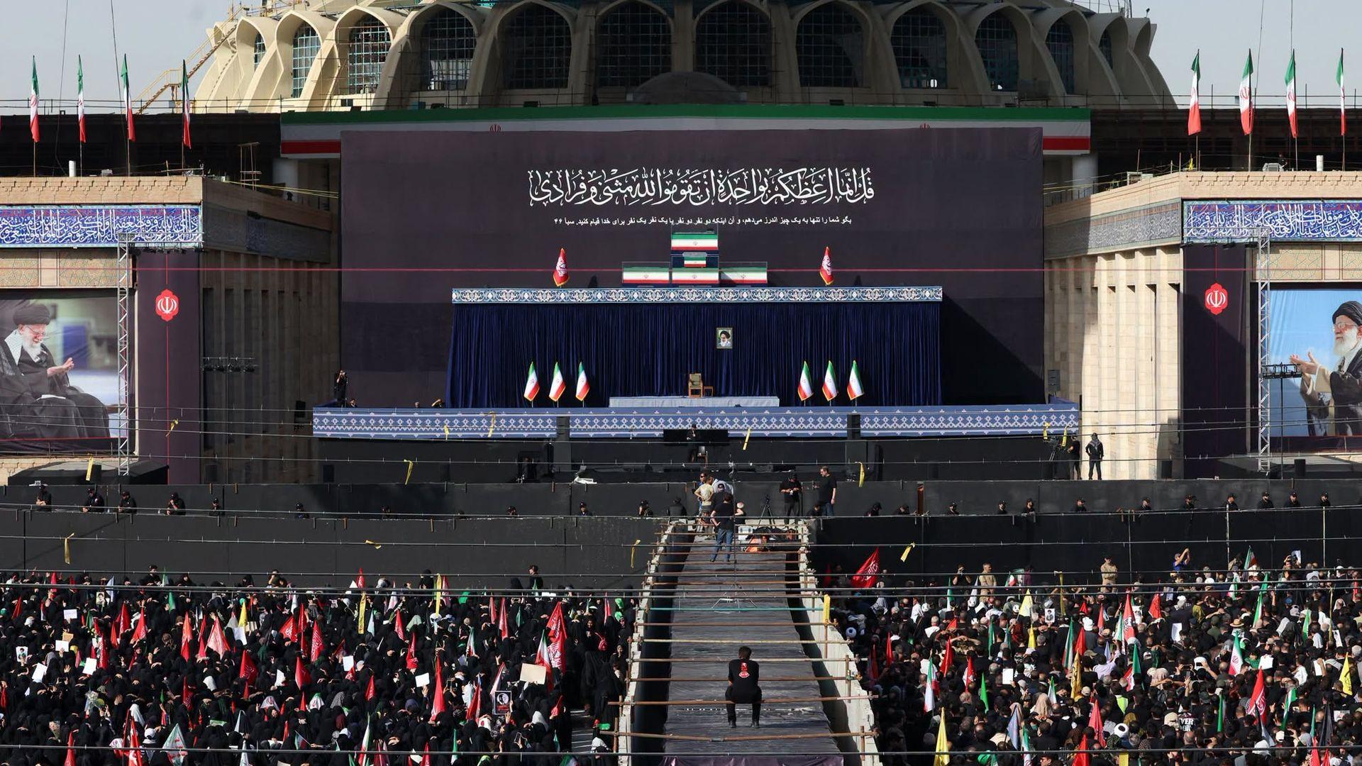 سبەینێ لە موسەلای ئیمام خومەینی نوێژ لەسەر تەرمی خامنەیی دەكرێت